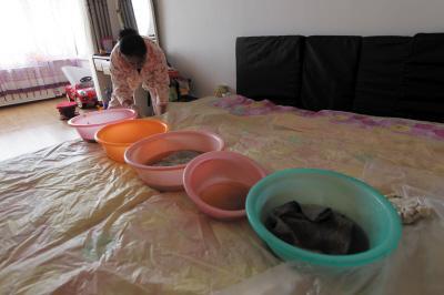 三穗楼上漏水，住户失联，小区没物管，业主维权难！律师来支招……